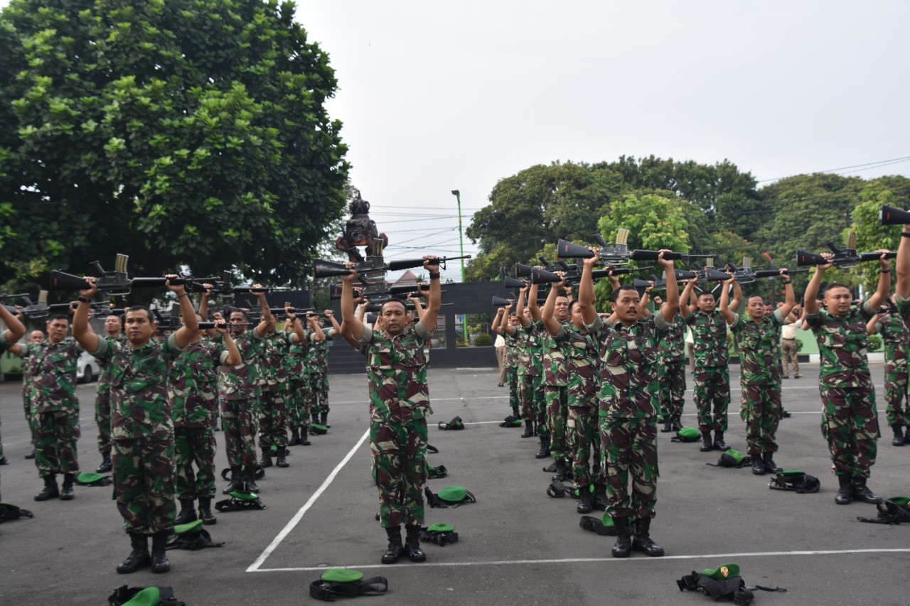 Minggu militer Korem 073/Makutarama laksanakan senam senjata 